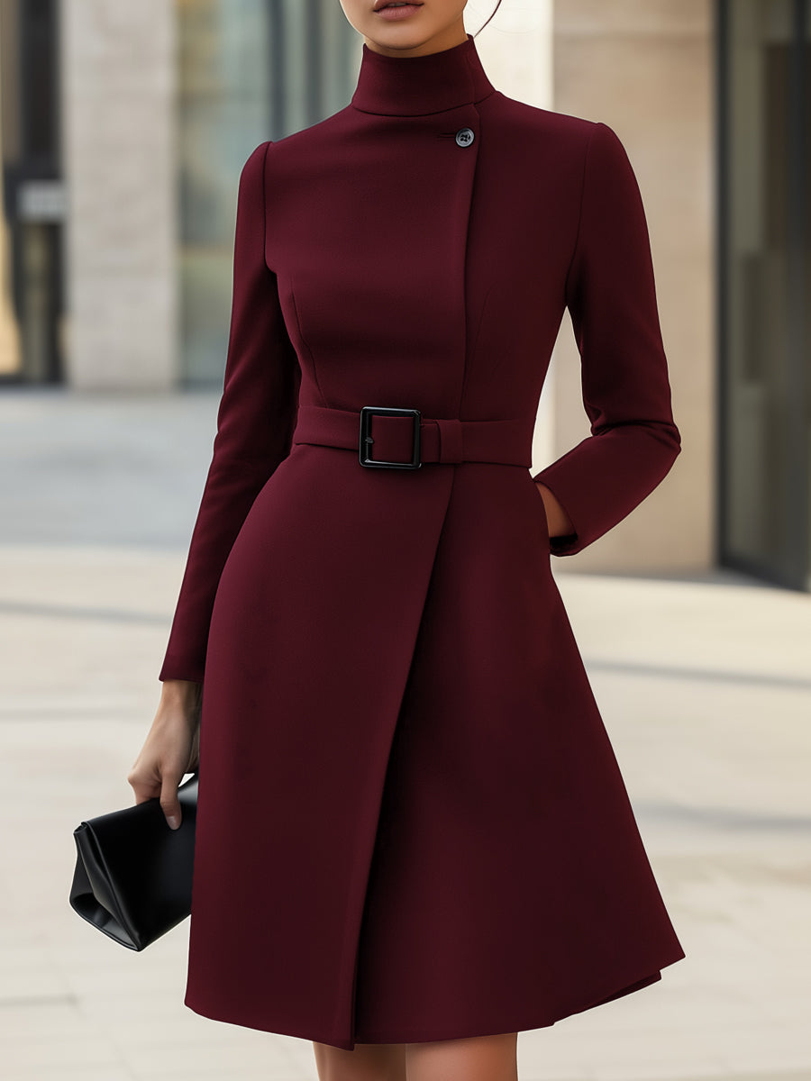 Robe Élégante à Col Montant Asymétrique
