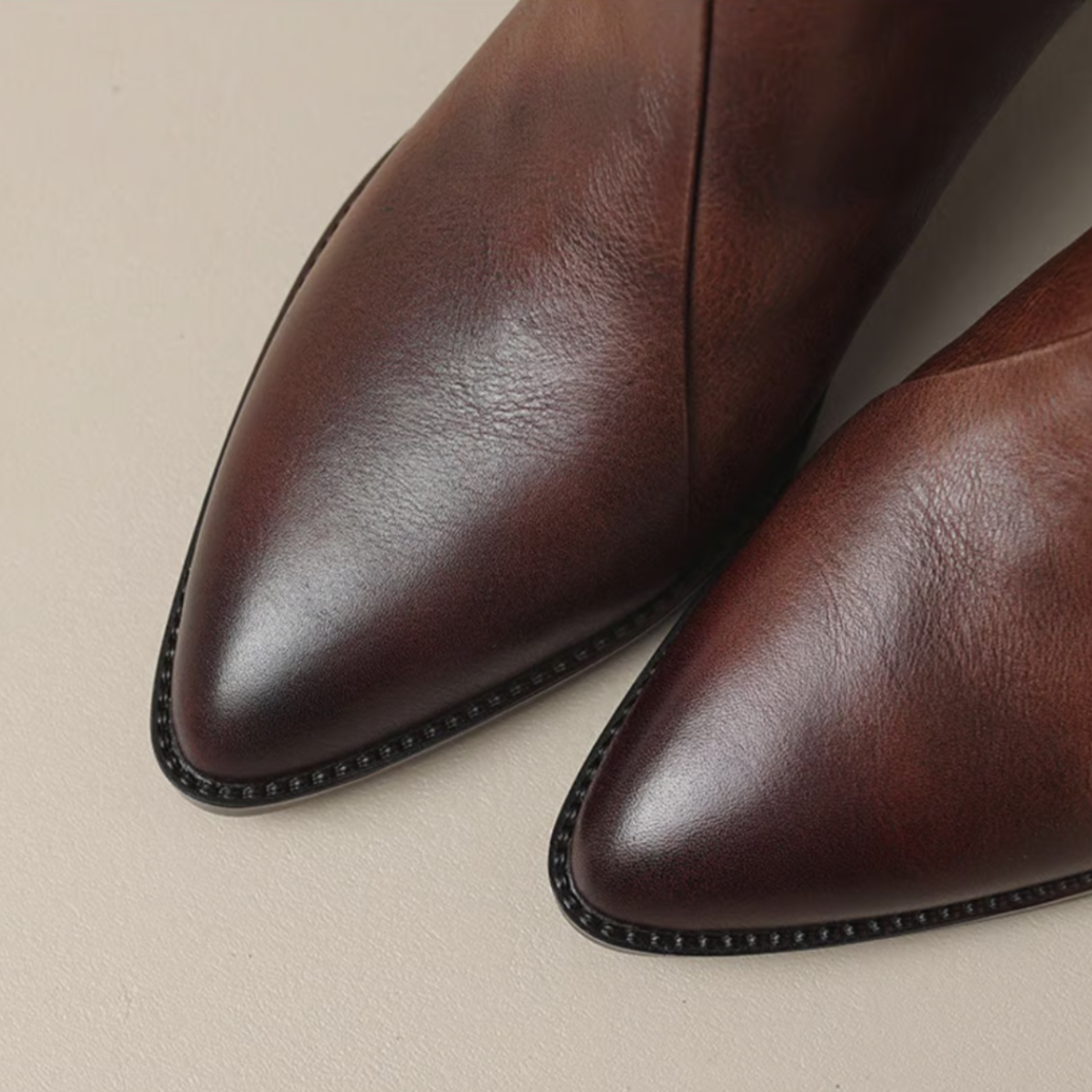 Ulvina – Luxe enkellaarsjes met lage hak, elegante afwerking