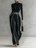 Tweedelig pak met coltrui en wijde broek met riem