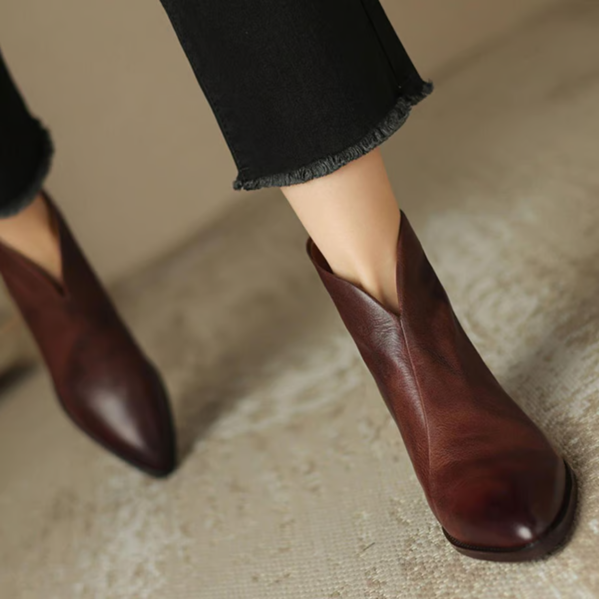 Ulvina – Luxe enkellaarsjes met lage hak, elegante afwerking