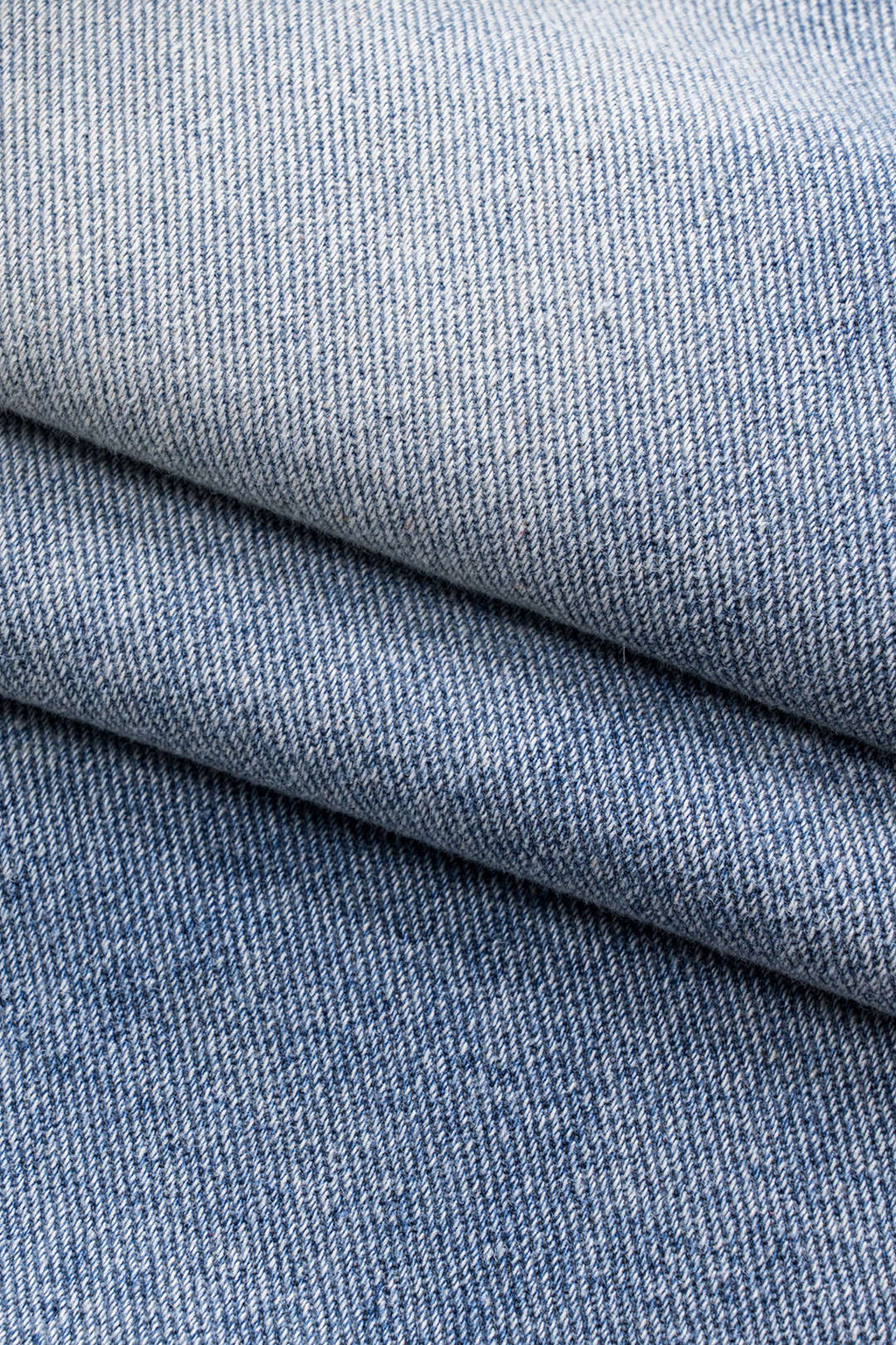 Jean femme à jambes larges et déchirures