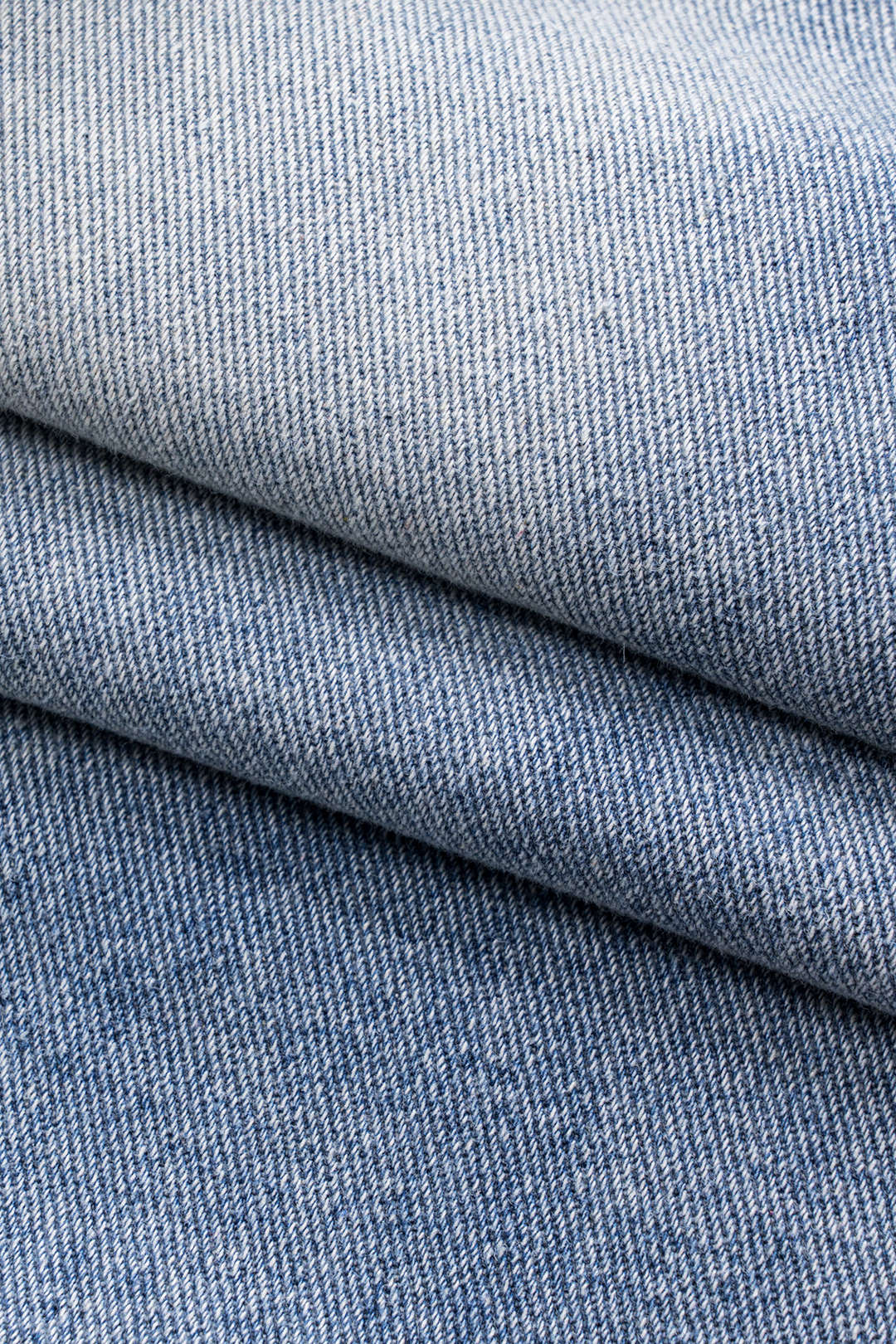 Jean femme à jambes larges et déchirures
