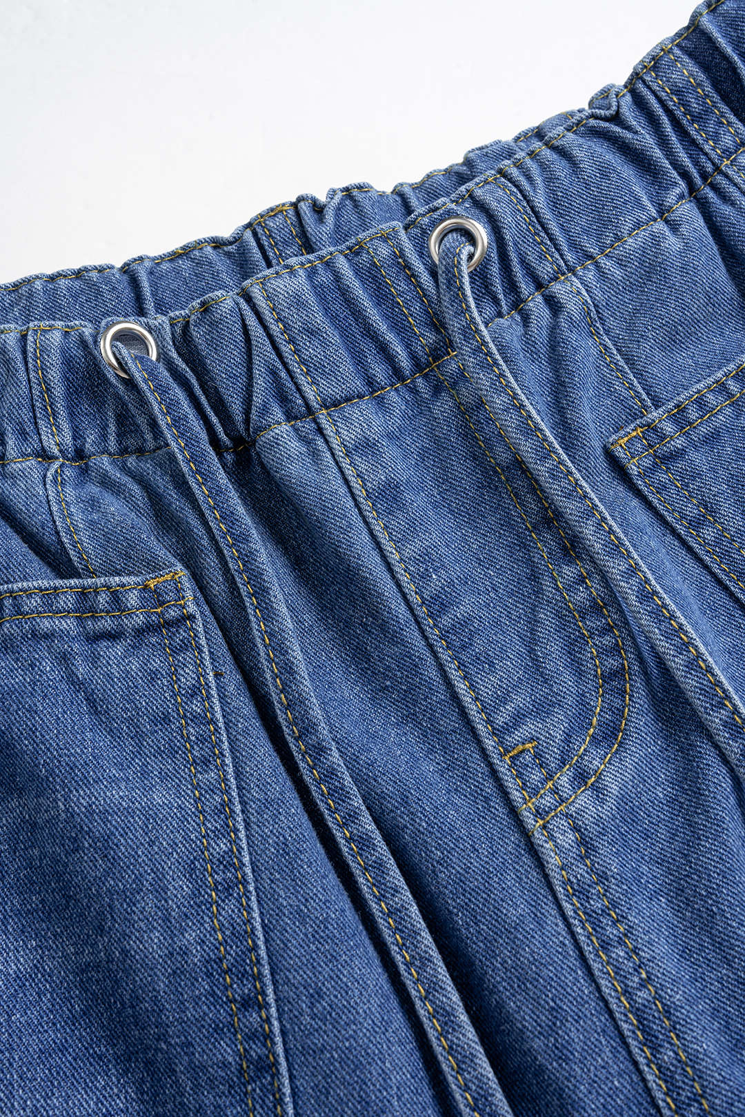 Jean femme à jambes larges et cordon de serrage