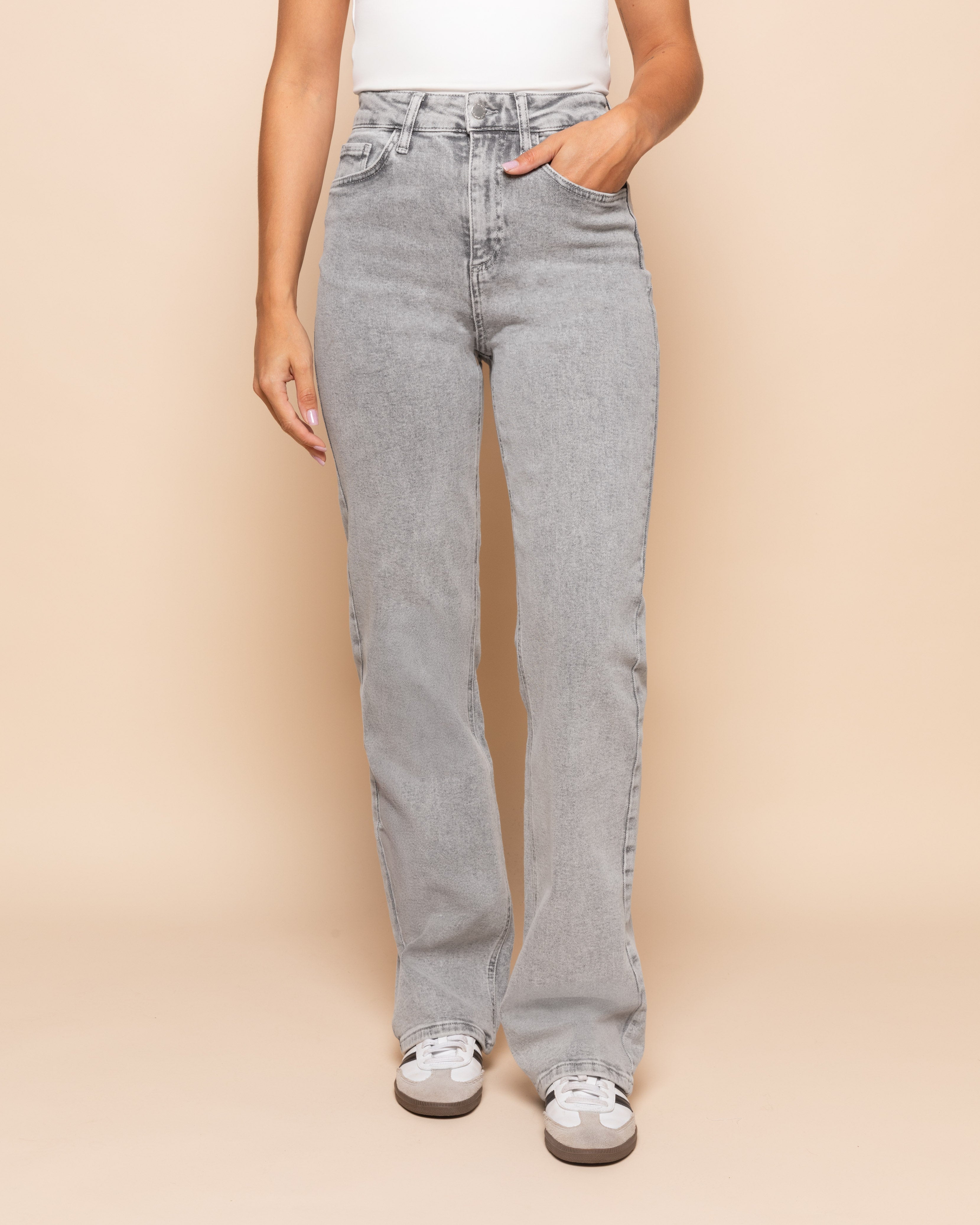 AITANA™ – Jean Bootcut Gris Élégance Décontractée
