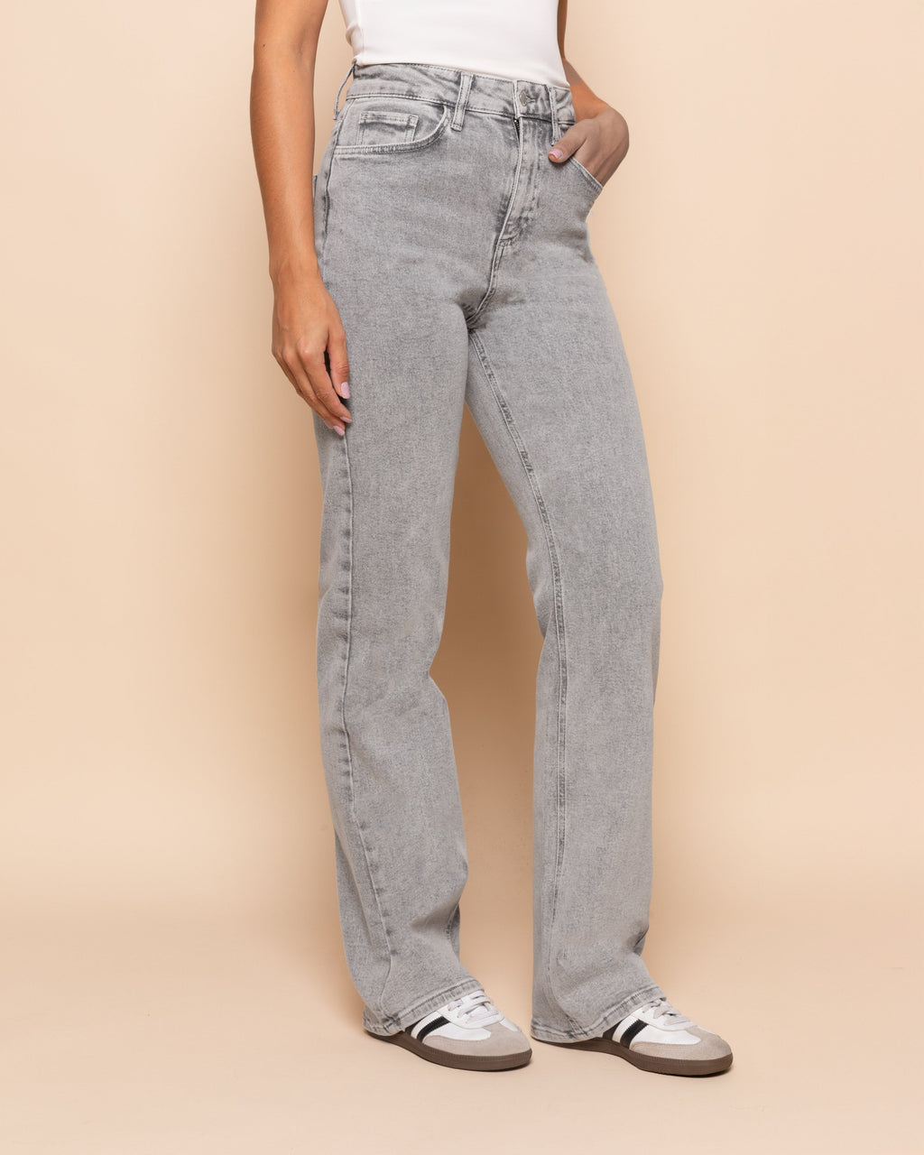 AITANA™ – Jean Bootcut Gris Élégance Décontractée