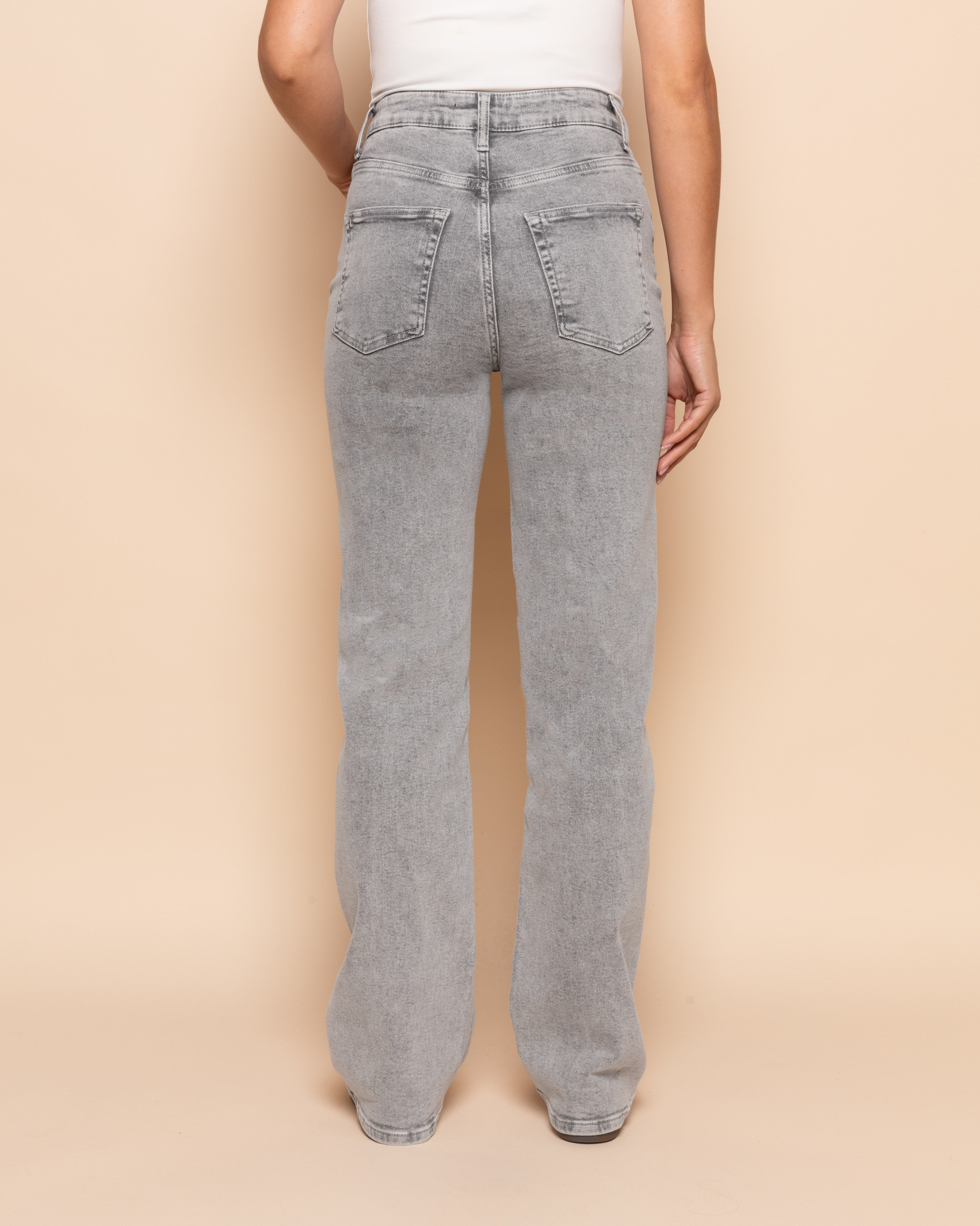 AITANA™ – Jean Bootcut Gris Élégance Décontractée