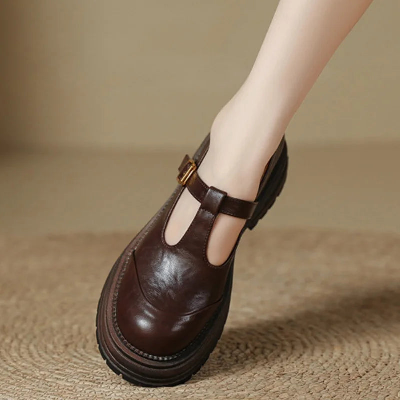 Kinga | Chaussures orthopédiques avec une sangle en forme de T