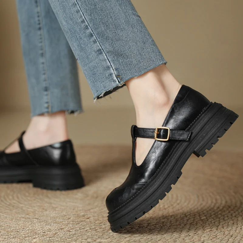 Kinga | Chaussures orthopédiques avec une sangle en forme de T