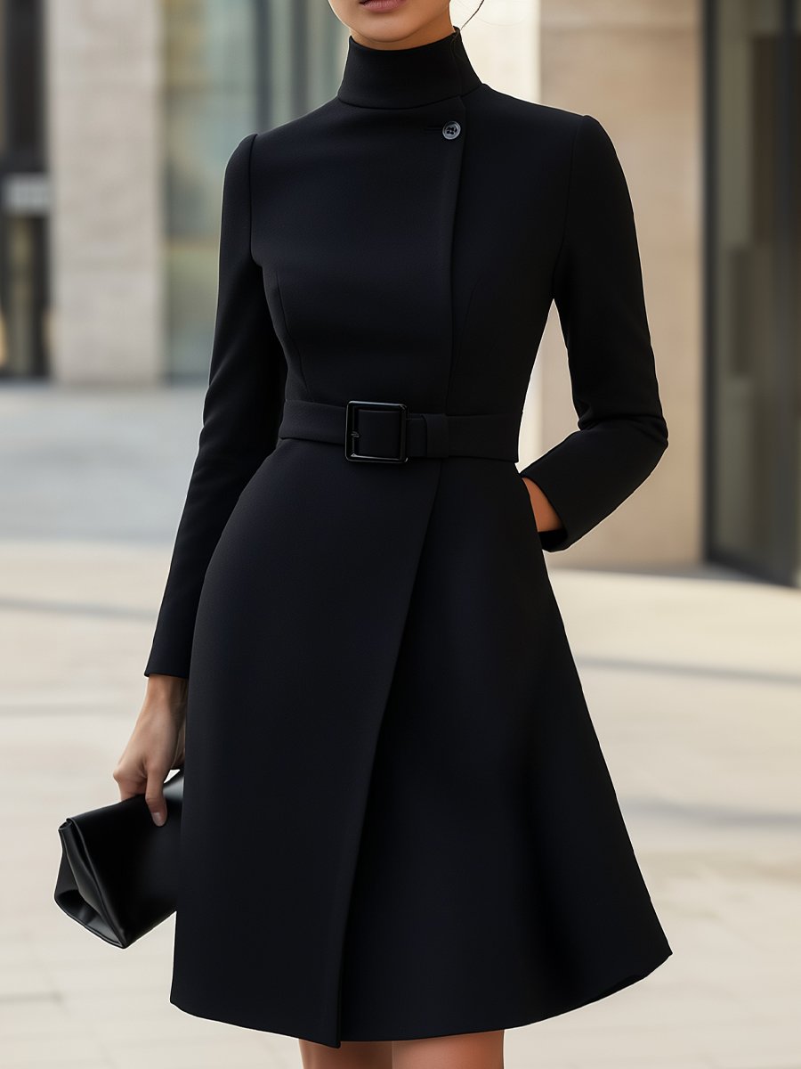 Robe Élégante à Col Montant Asymétrique